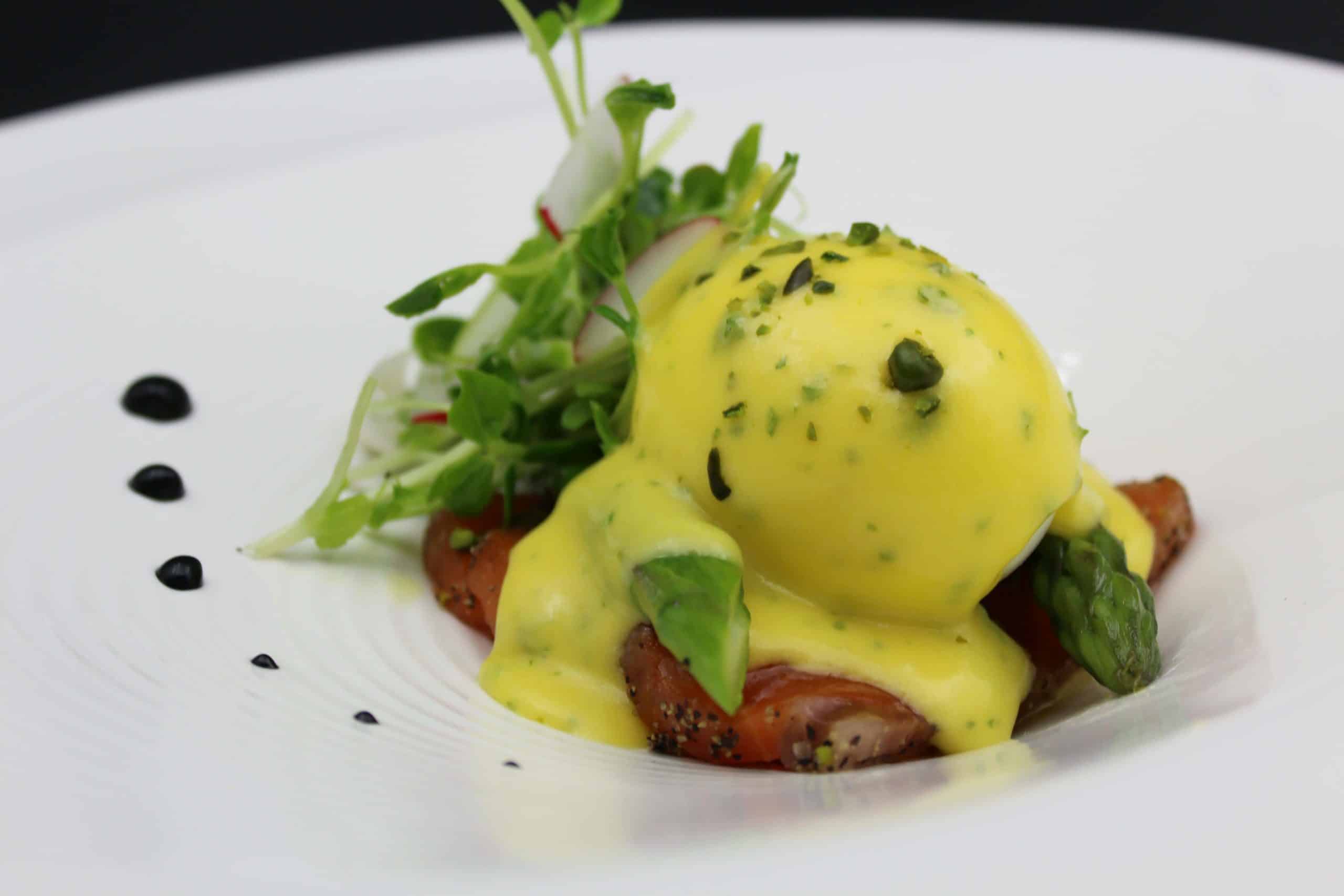 Berkani Menad LŒuf parfait aux asperges et saumon confit une béarnaise au Gombava et pistaches