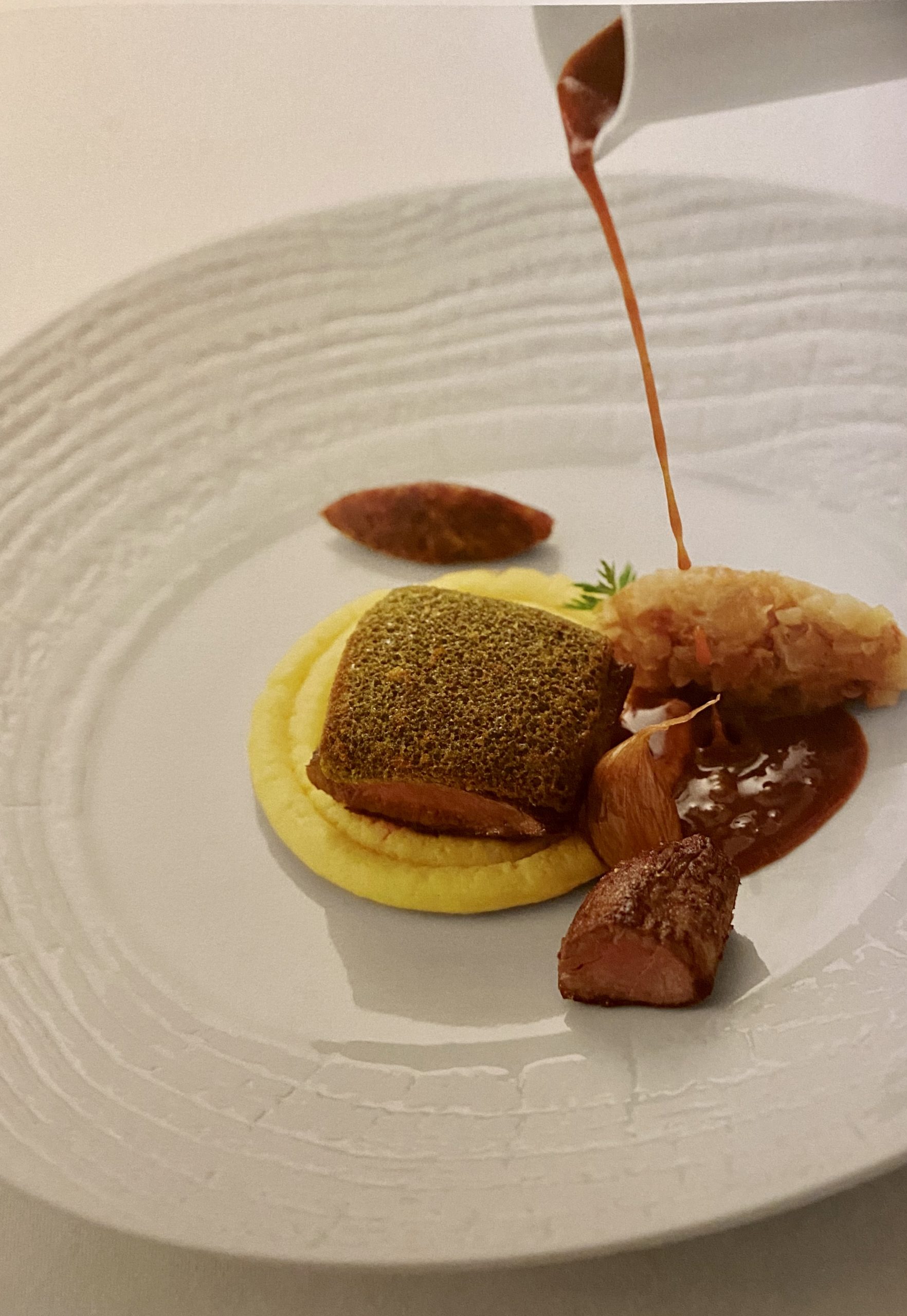 Carré D agneau En Croute D herbes Norbert Et Jean Carré d'agneau en croute d'herbes, polenta, salsifis au jus, ail en  chemise, dattes Medjoul et jus d'agneau - Euro-Toques France