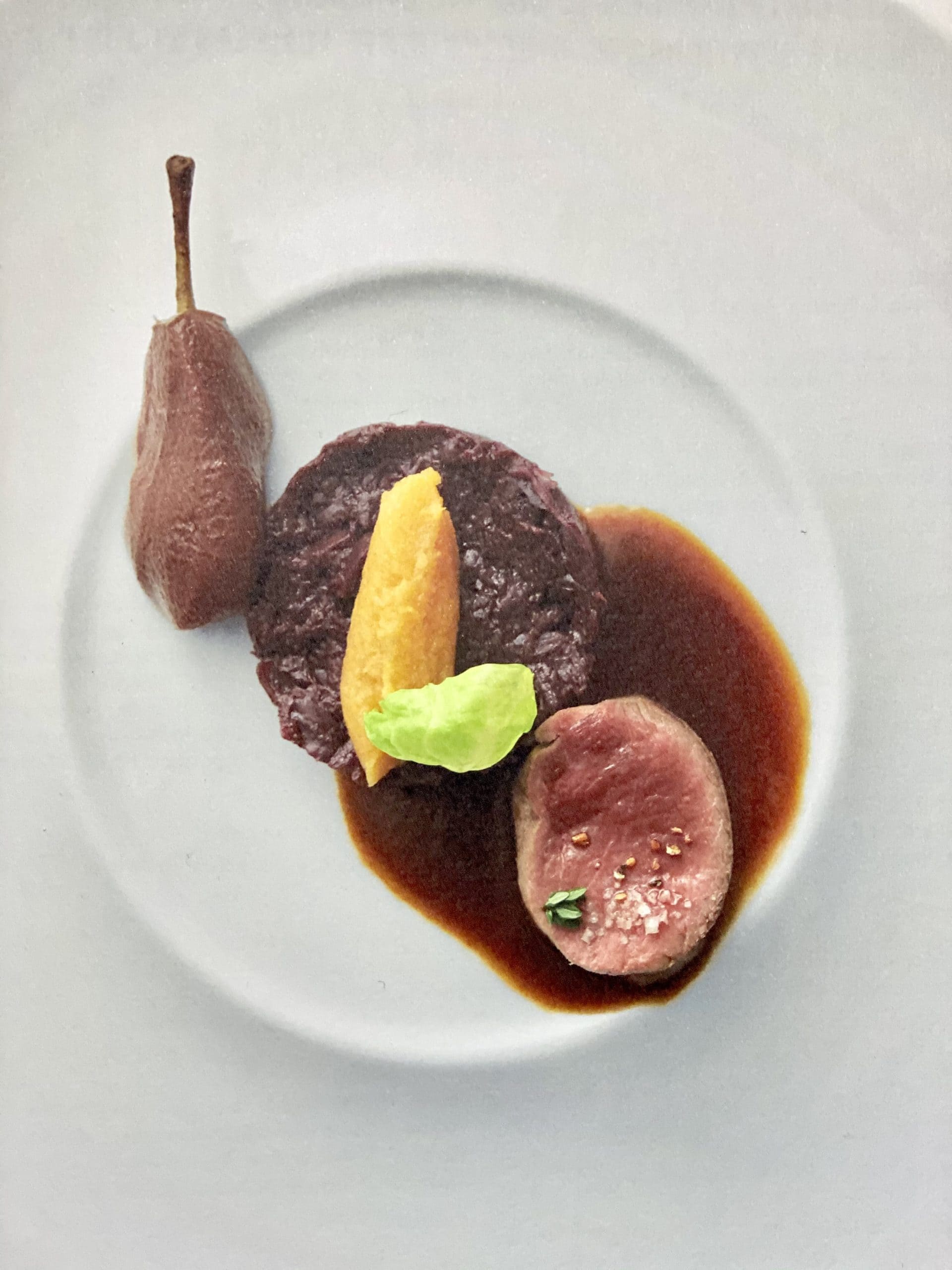 Pavé De Cerf Sauce Grand Veneur Noisette de dos de chevreuil cuit rosé, sauce grand veneur, choux rouge  confit, poires au trousseau, Spätzli et pommes de terre douces -  Euro-Toques France