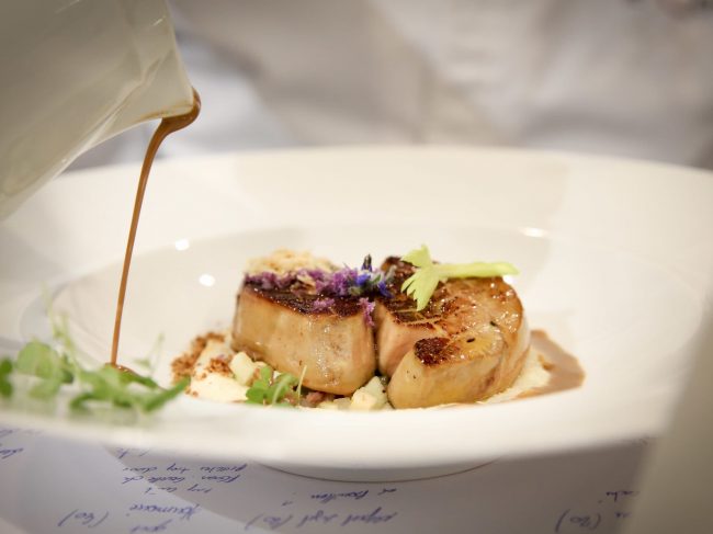 Escalope de foie gras à la fleur de cazette du Morvan, mousseline de céleri fumé, pomme laquée et sauce au pralin de noisettes.