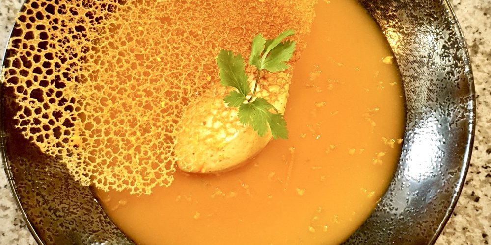 Potage de carotte et potimarron, crème montée aux épices tajine, zestes d’orange et citron vert