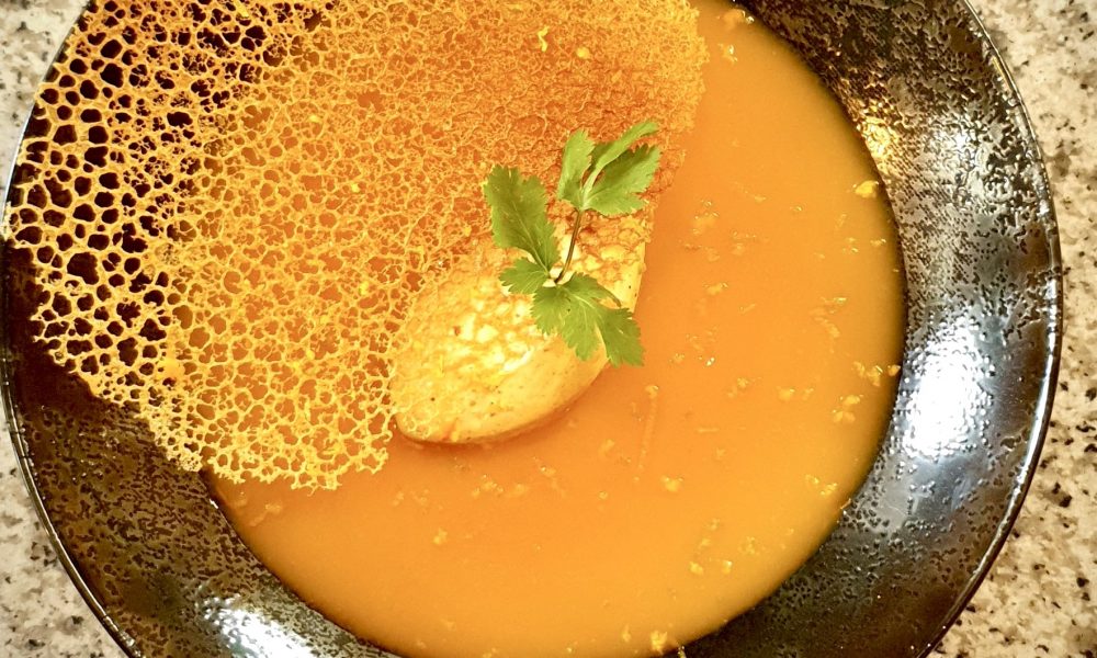 Potage de carotte et potimarron, crème montée aux épices tajine, zestes d’orange et citron vert