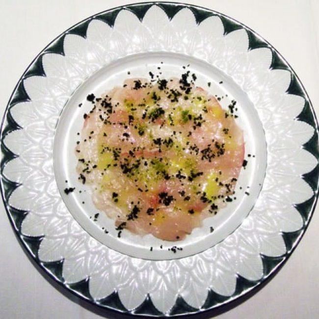 Carpaccio de sériole mariné au citron vert, huile d’olive et herbes fraîches, poivre noir et fleur de sel de Guérande