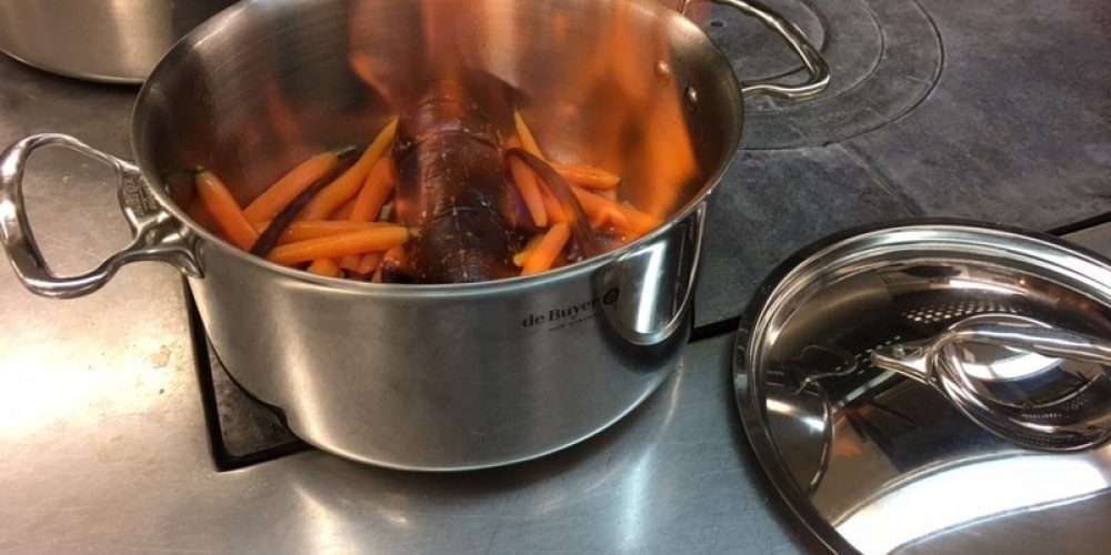 Homard bleu rôti et flambé en casserole, aux carottes fane à la vanille Bourbon