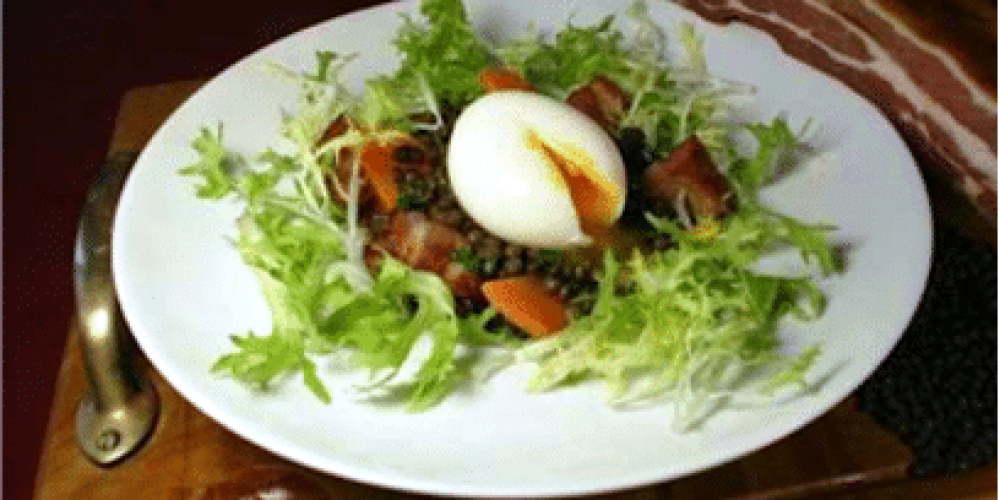 Salade de lentilles vertes aux lardons et œuf mollet