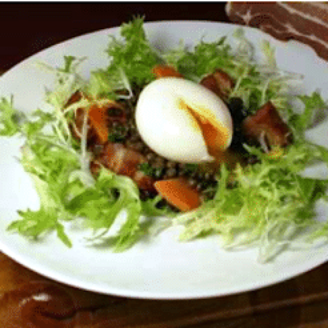 Salade de lentilles vertes aux lardons et œuf mollet