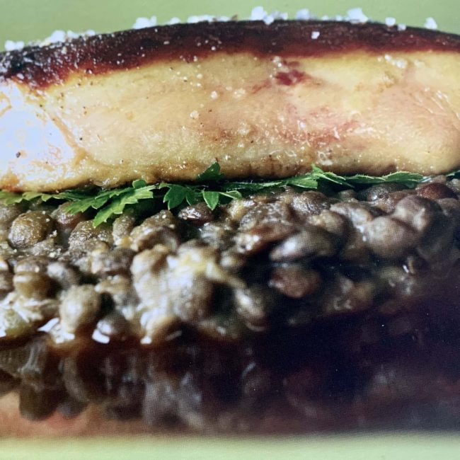 Escalope de foie gras poêlé, lentilles du Puy cuites et sauce balsamique