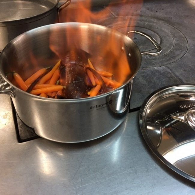 Homard bleu rôti et flambé en casserole, aux carottes fane à la vanille Bourbon