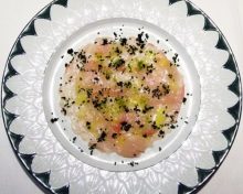 Carpaccio de sériole mariné au citron vert, huile d’olive et herbes fraîches, poivre noir et fleur de sel de Guérande