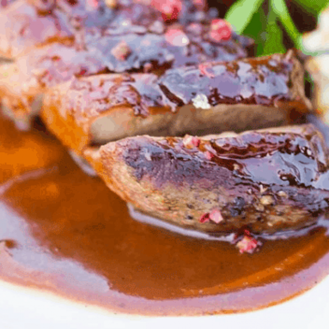 Magret de canard aux framboises, pommes sautées, persillade