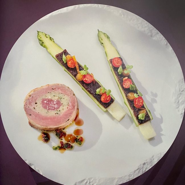 Agneau de lait des Pyrénées, à la sarriette, pieds d’agneau et asperges de Roques-Hautes, kumquats