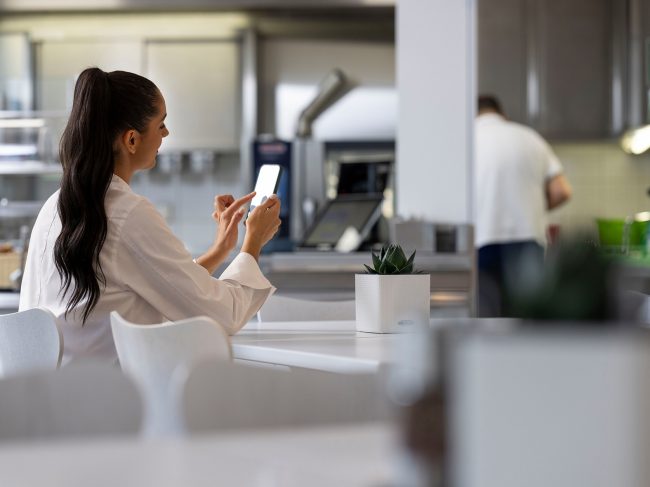 Dépannage rapide et maintenance prédictive dans les cuisines professionnelles : le nouvel outil Digital Service Management de RATIONAL