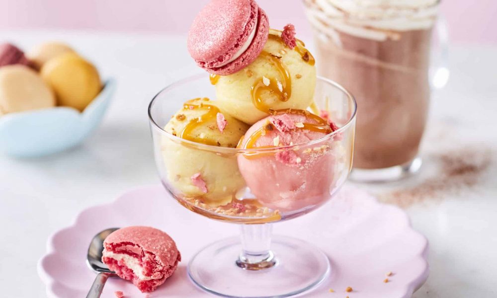 Les macarons s’invitent en topping de vos desserts : une tendance élégante et gourmande