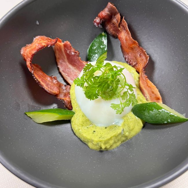 Oeuf parfait velours de courgettes au lard