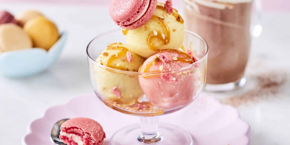 Les macarons s’invitent en topping de vos desserts : une tendance élégante et gourmande