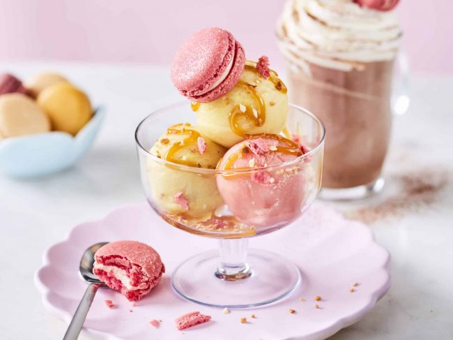 Les macarons s’invitent en topping de vos desserts : une tendance élégante et gourmande