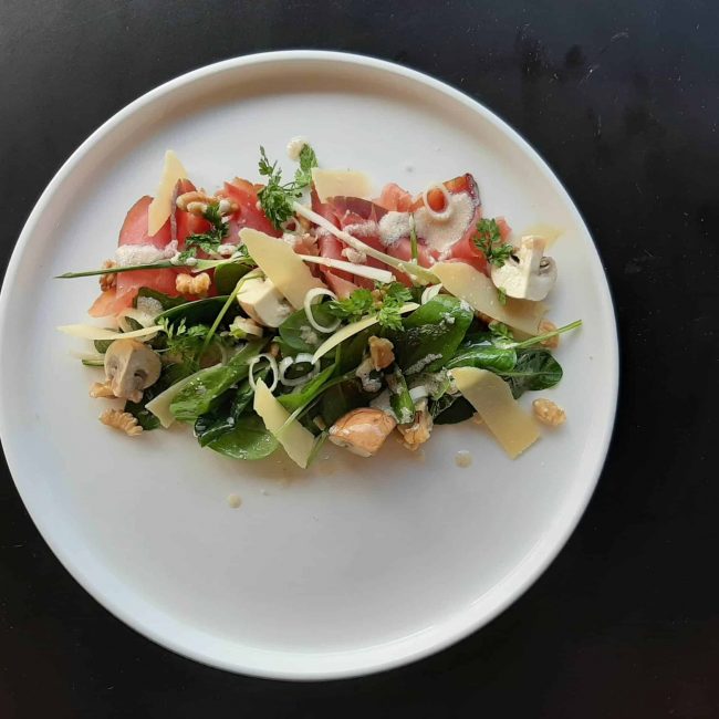 Carpaccio de Brési, et pousses d’épinards