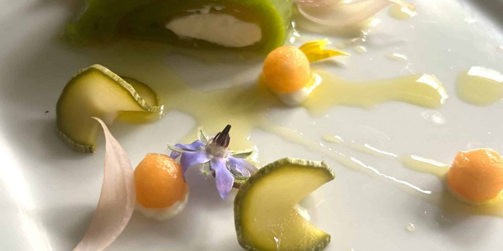 Courgette, melon infusé à la verveine-citron, chèvre frais et pickles
