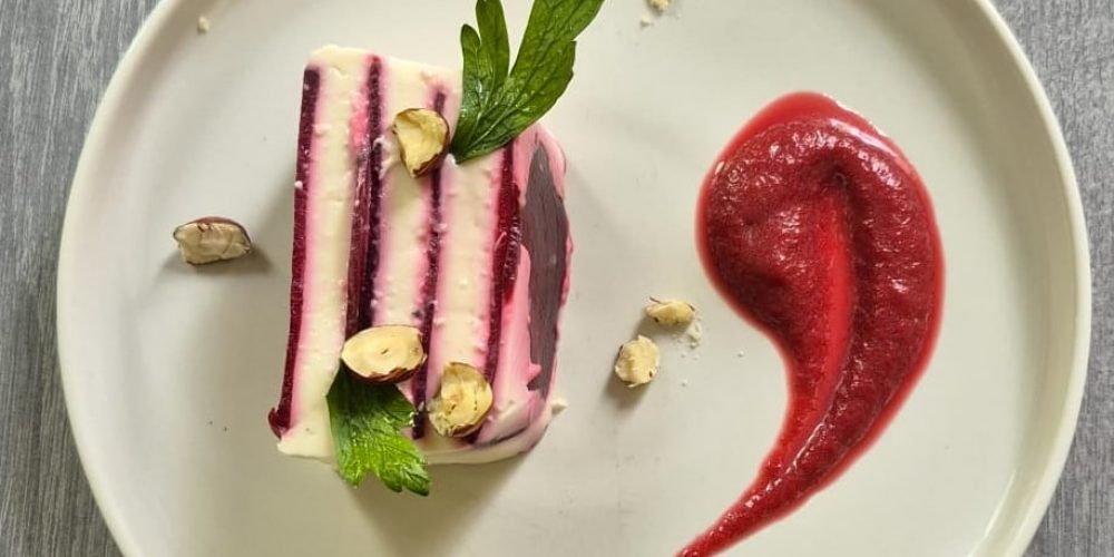 Parfait de chèvre avec coulis de betterave au xérès et éclats de noisettes