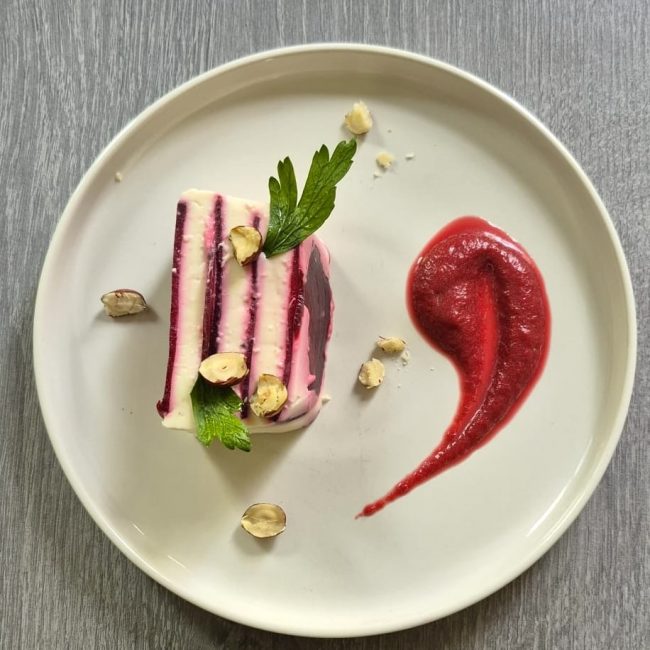 Parfait de chèvre avec coulis de betterave au xérès et éclats de noisettes