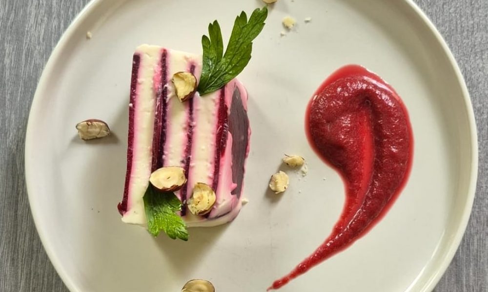 Parfait de chèvre avec coulis de betterave au xérès et éclats de noisettes