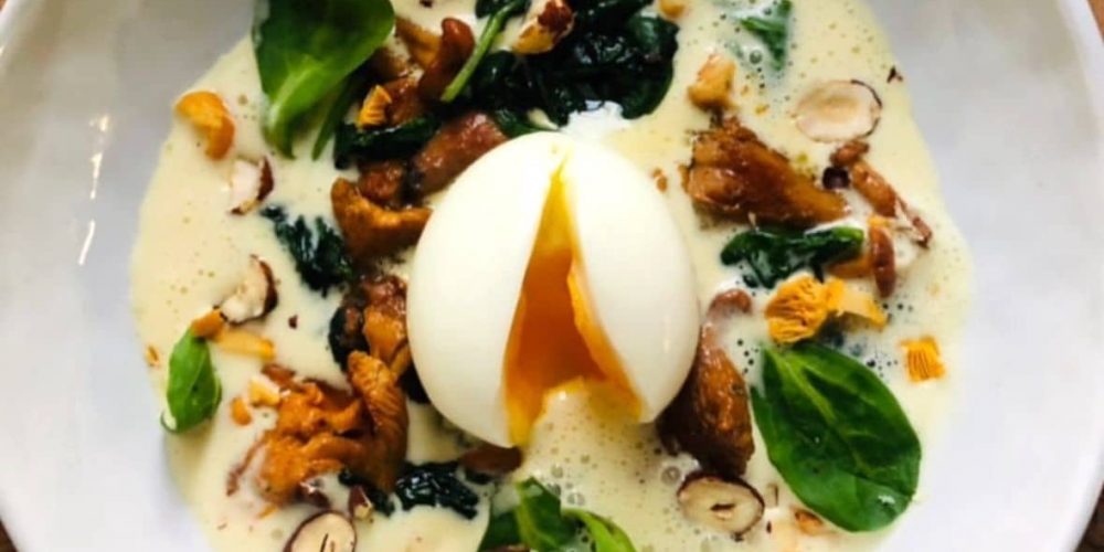 Œuf mollet, girolles, émulsion réglisse et café