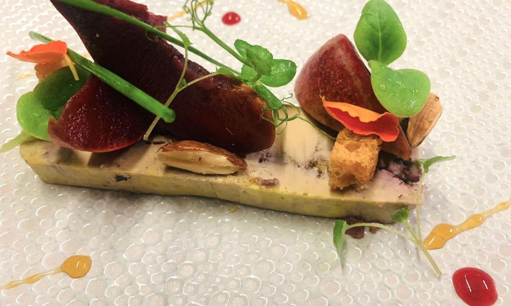 Pressé de foie gras de canard IGP du Gers mi-cuit, prunes en confit et en quartiers – caramel de vinaigre Balsamique au safran