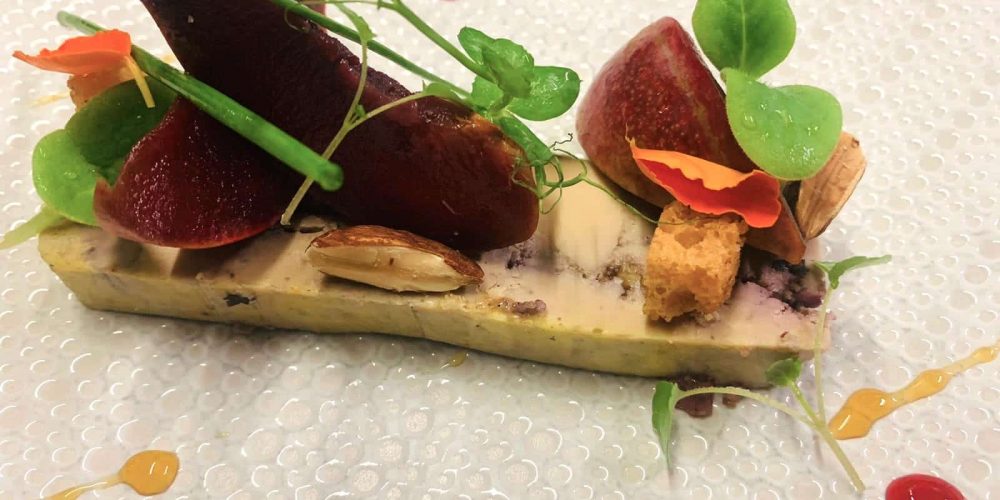 Pressé de foie gras de canard IGP du Gers mi-cuit, prunes en confit et en quartiers – caramel de vinaigre Balsamique au safran