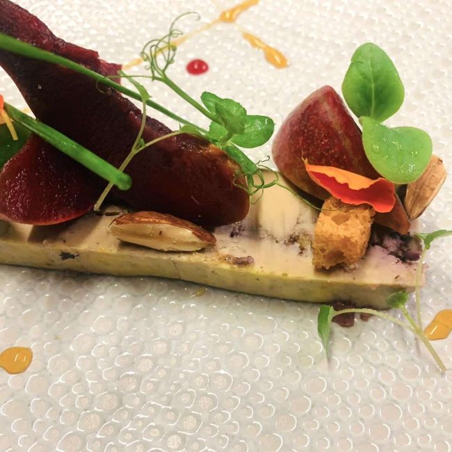 Pressé de foie gras de canard IGP du Gers mi-cuit, prunes en confit et en quartiers – caramel de vinaigre Balsamique au safran