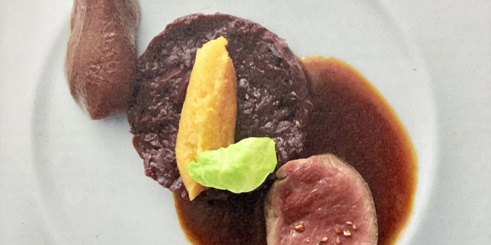 Noisette de dos de chevreuil cuit rosé, sauce grand veneur, choux rouge confit, poires au trousseau, Spätzli et pommes de terre douces