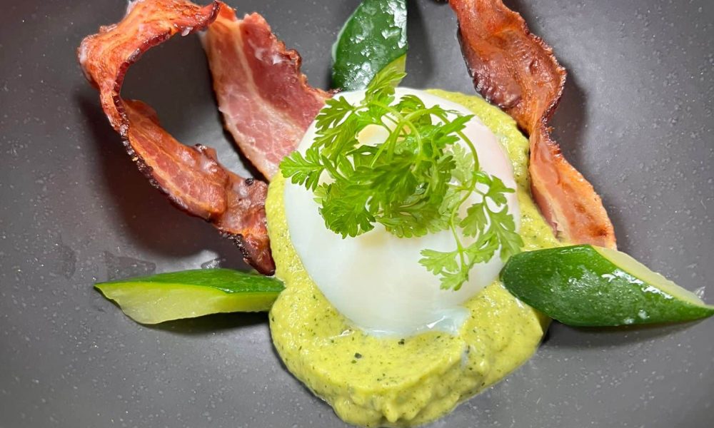 Oeuf parfait velours de courgettes au lard