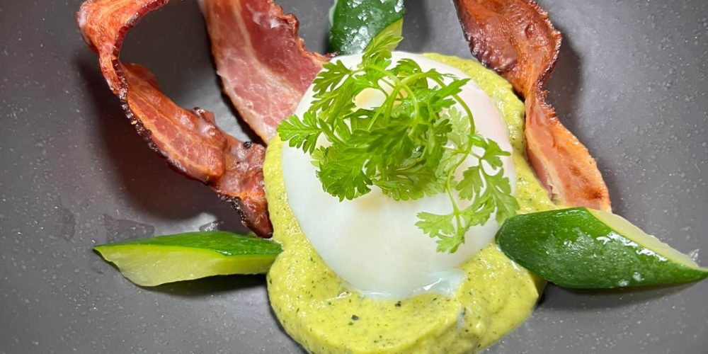 Oeuf parfait velours de courgettes au lard