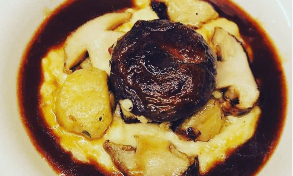 Cèpes des bois de Bouloc farcis à la chair à saucisse, escalope de foie gras d’oie, crème de topinambours, moelle de bœuf poêlée et jus de volaille