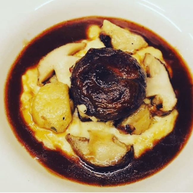 Cèpes des bois de Bouloc farcis à la chair à saucisse, escalope de foie gras d’oie, crème de topinambours, moelle de bœuf poêlée et jus de volaille