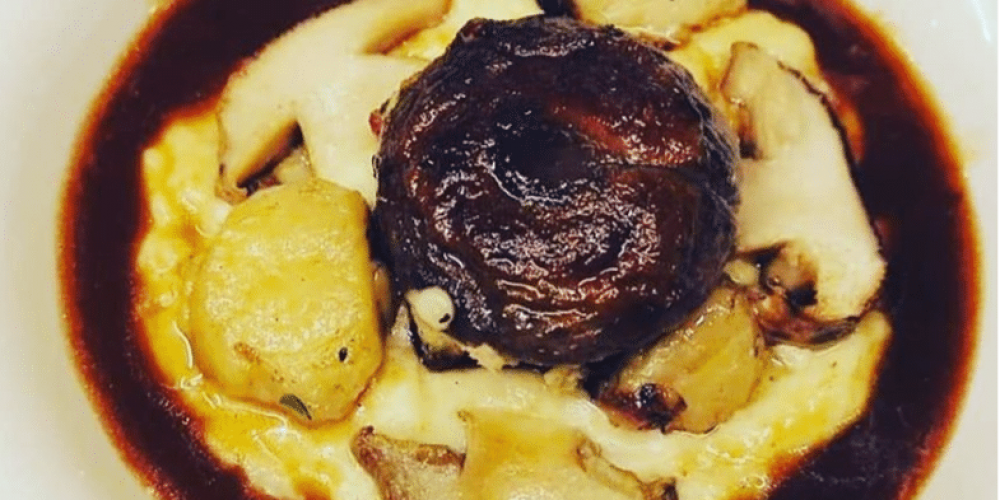 Cèpes des bois de Bouloc farcis à la chair à saucisse, escalope de foie gras d’oie, crème de topinambours, moelle de bœuf poêlée et jus de volaille