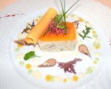 Mille-feuille d’araignée de mer, passion, pommes granny smith et cigarettes au safran, fumet de crevettes grises