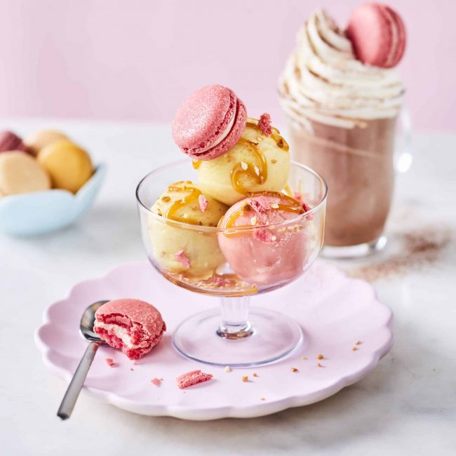 Les macarons s’invitent en topping de vos desserts : une tendance élégante et gourmande