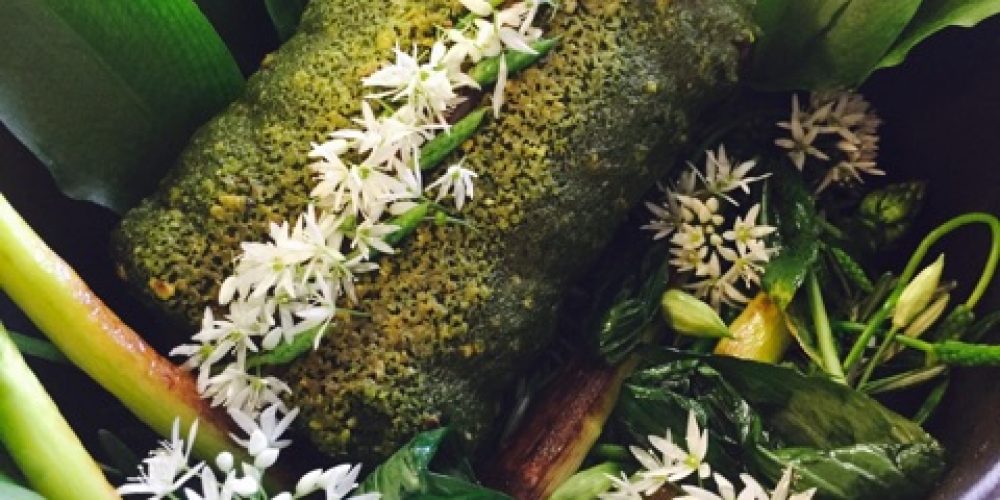 Selle d’agneau rôtie en cocotte, saveurs à l’ail des ours, jeunes carottes étuvées, asperges de Roques-Hautes rôties