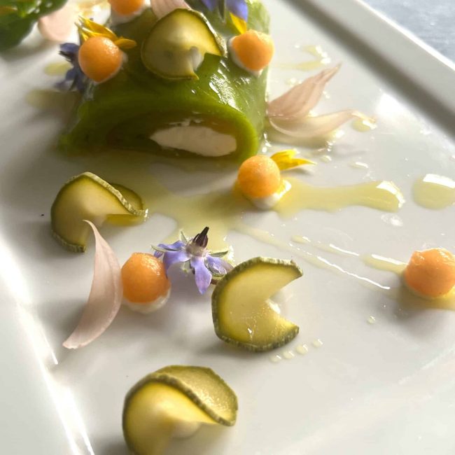 Courgette, melon infusé à la verveine-citron, chèvre frais et pickles