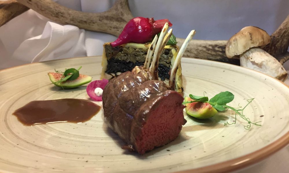 Carré de chevreuil, gâteau de pommes de terre Juliette de la Maison Bayard et champignons du moment