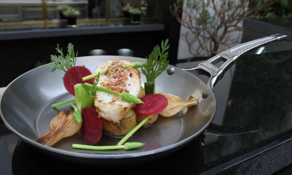 Lotte de petits bateaux à partager, condiments moutarde-miel, pommes de terre de Noirmoutier et légumes printaniers