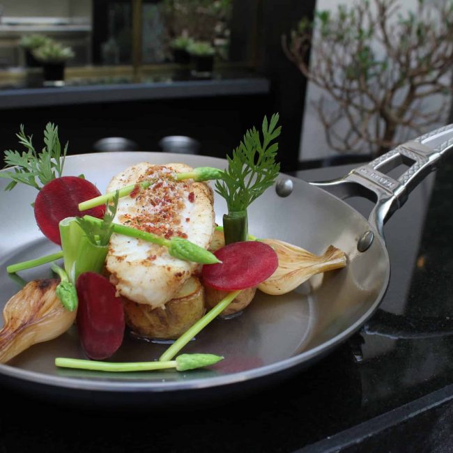 Lotte de petits bateaux à partager, condiments moutarde-miel, pommes de terre de Noirmoutier et légumes printaniers