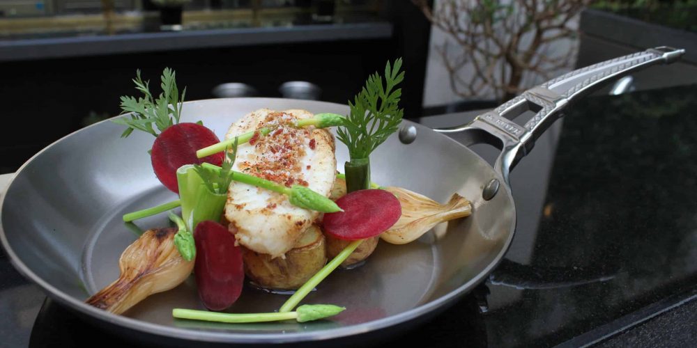 Lotte de petits bateaux à partager, condiments moutarde-miel, pommes de terre de Noirmoutier et légumes printaniers