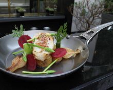 Lotte de petits bateaux à partager, condiments moutarde-miel, pommes de terre de Noirmoutier et légumes printaniers