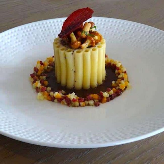 Confit d’épaule d’agneau en habit de macaroni, Matignon de légumes et jeunes girolles
