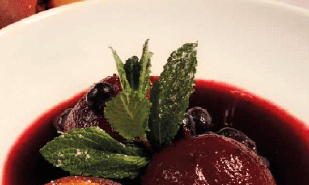 Pêches pochées au cassis et menthe fraîche