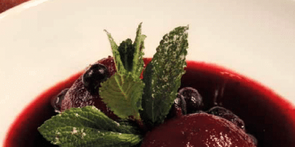 Pêches pochées au cassis et menthe fraîche