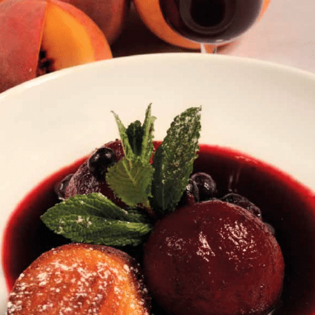 Pêches pochées au cassis et menthe fraîche