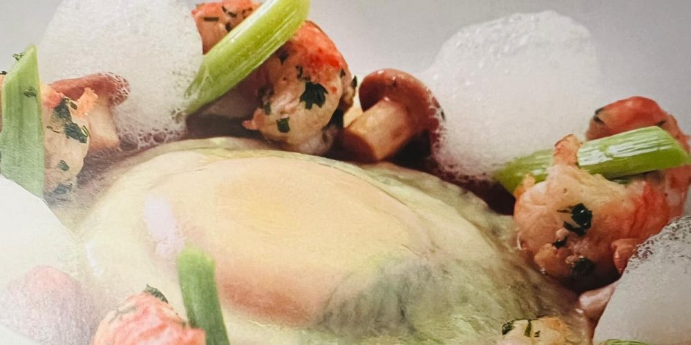 Écrevisses poêlées au cerfeuil, ravioles d’oignon doux, jaune d’œuf coulant