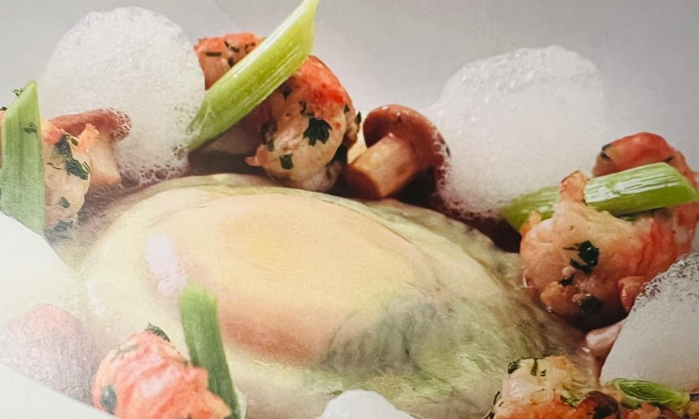 Écrevisses poêlées au cerfeuil, ravioles d’oignon doux, jaune d’œuf coulant